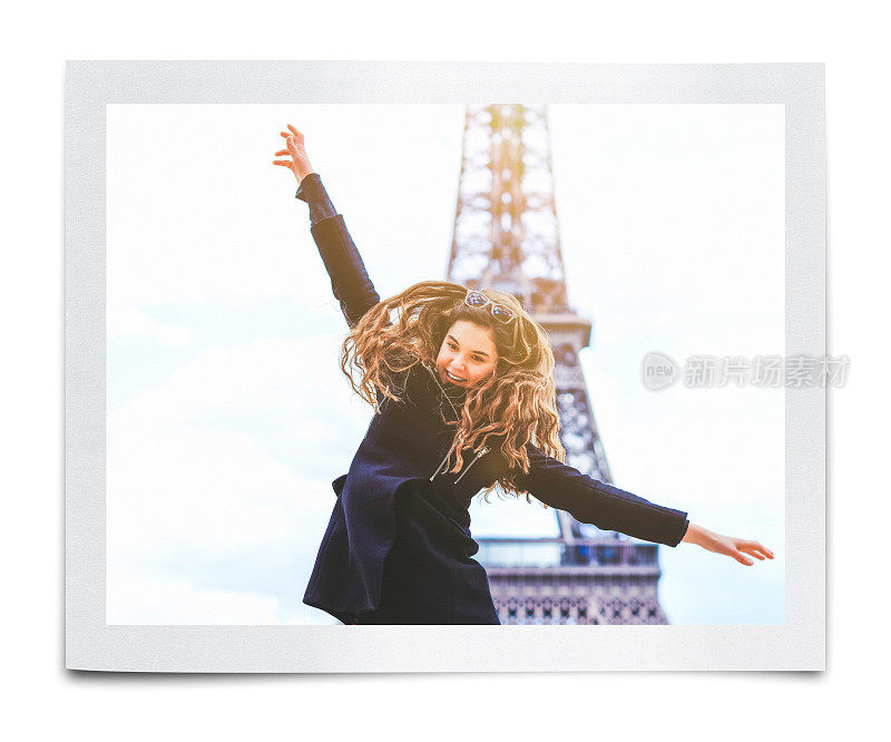 女孩在埃菲尔铁塔的背景上跳跃