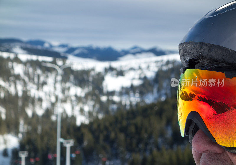 风景反射的滑雪眼镜