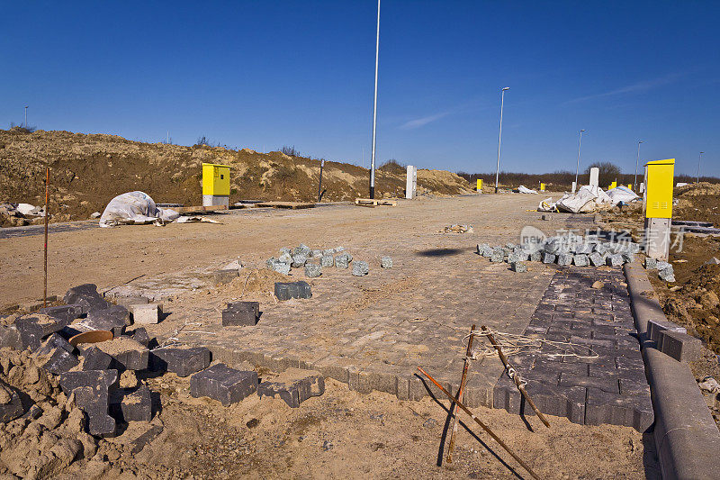 新铺装道路正在兴建中