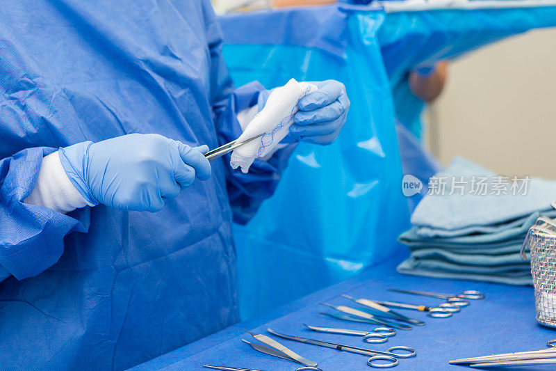 外科技术员在医院手术前消毒器械