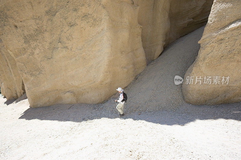 人在山中行走