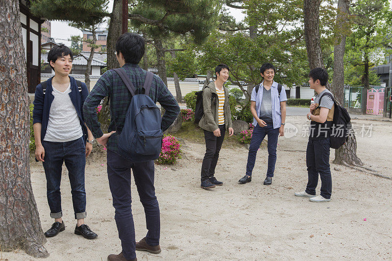 日本学生在日本京都与朋友同班同学聊天