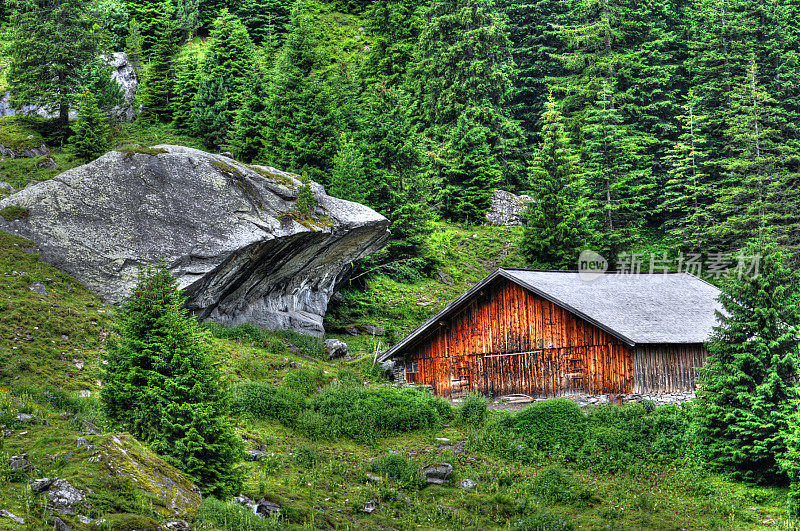 HDR在山区典型的奥地利小屋和动物围栏