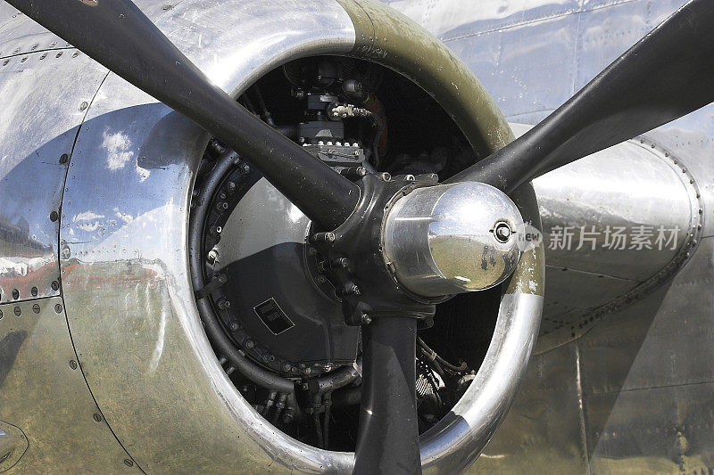 轰炸机发动机和螺旋桨特写
