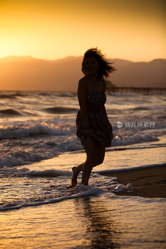 圣塔莫尼卡海滩的女孩