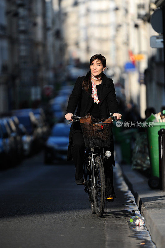 骑自行车的巴黎女子