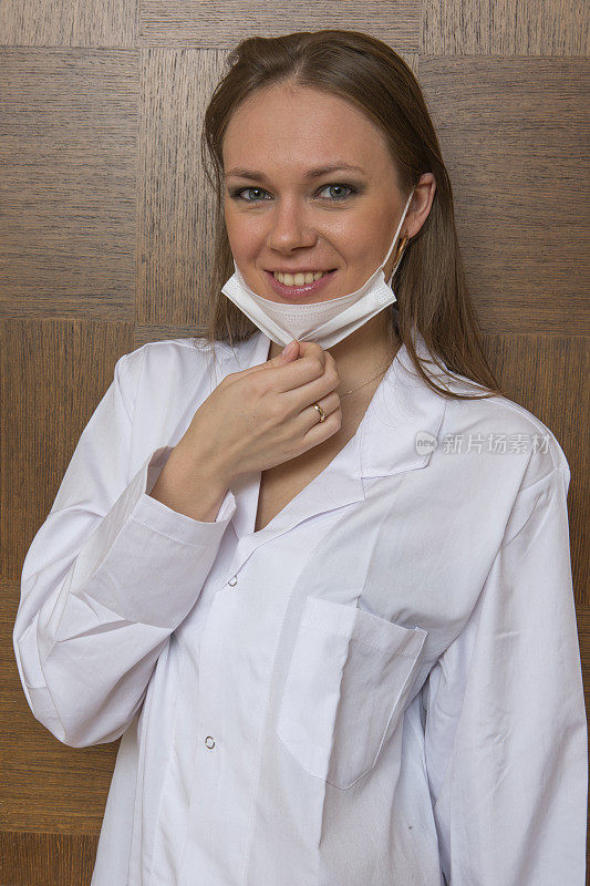 土耳其伊斯坦布尔戴口罩的年轻欧洲女医生