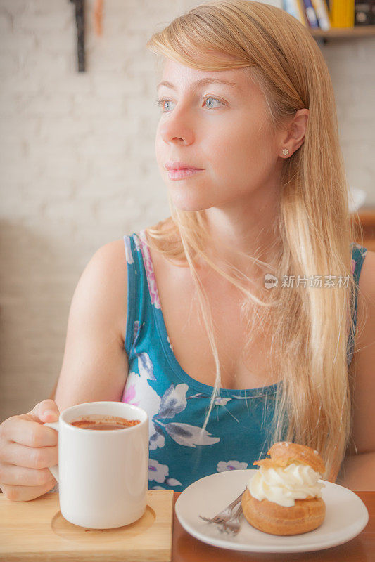 在咖啡馆里享用下午茶的女人