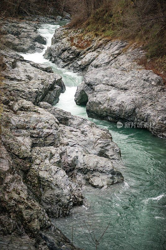 流水河石曲线背景