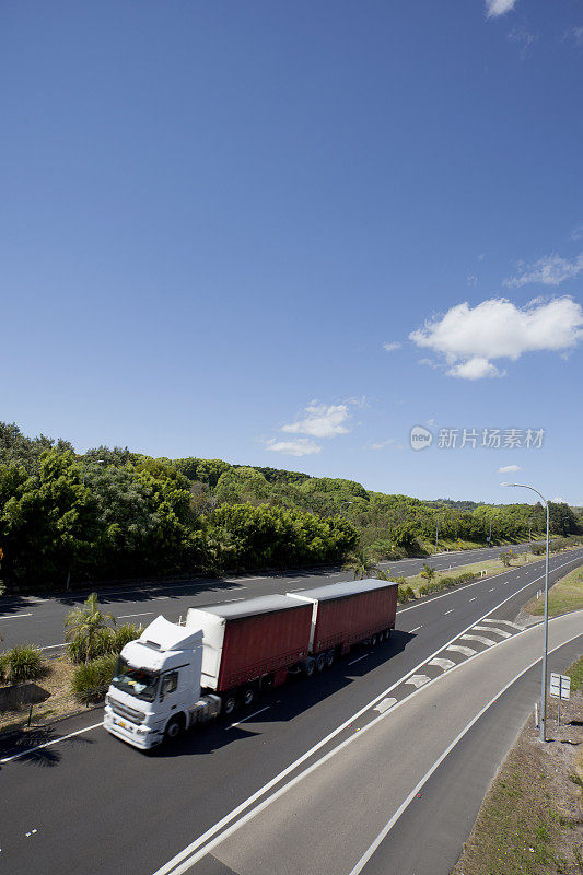 高速公路BDouble卡车