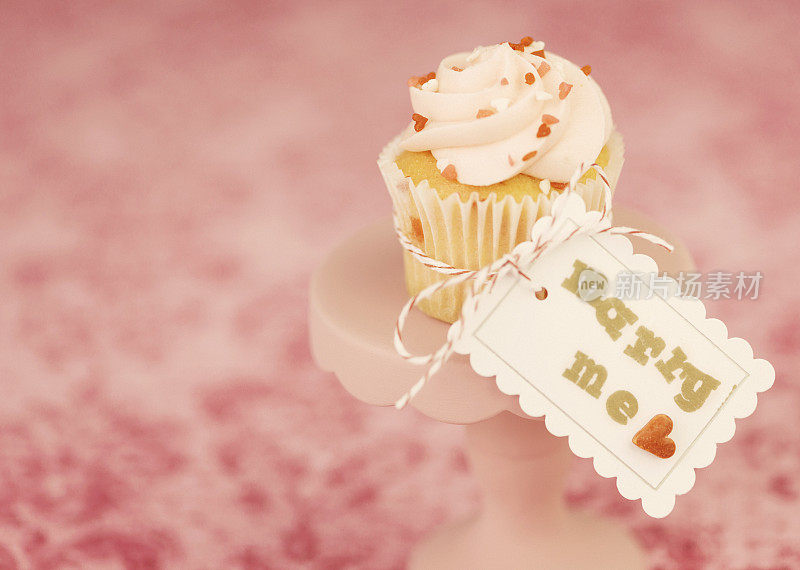有“嫁给我”标志的婚礼纸杯蛋糕