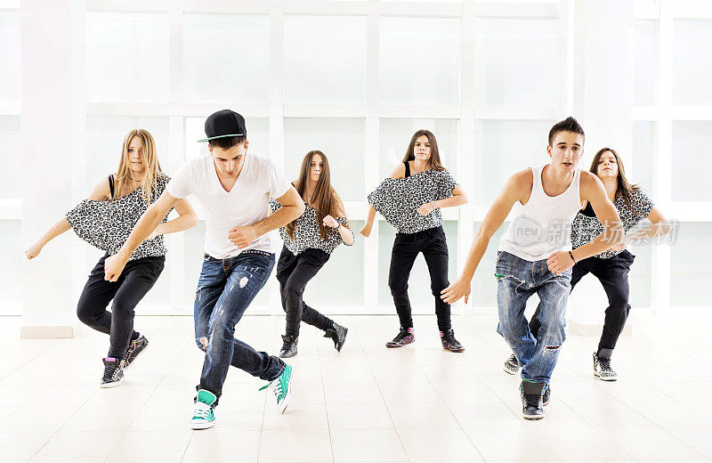 青少年跳现代舞。