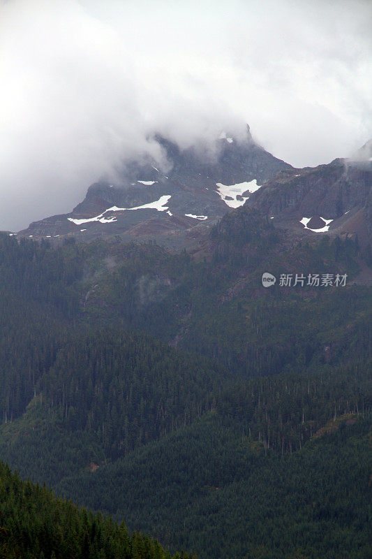 阴暗的山