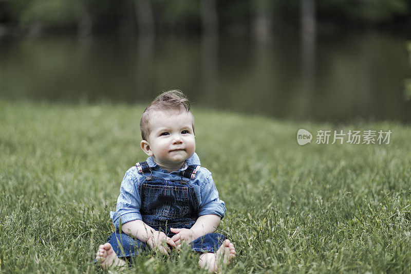 一个坐在草地上的男婴的肖像