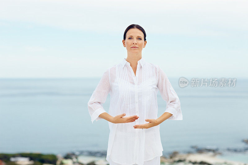 中年妇女在海上练习瑜伽