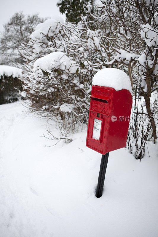 雪中的信箱