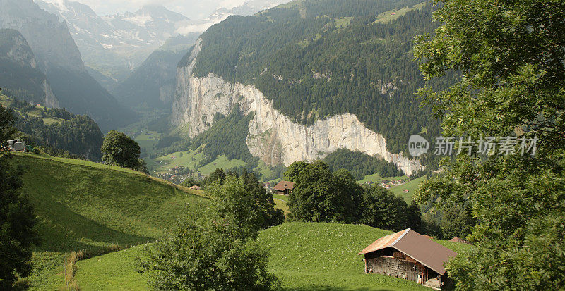 夏天在瑞士山谷的Lauterbrunnen。