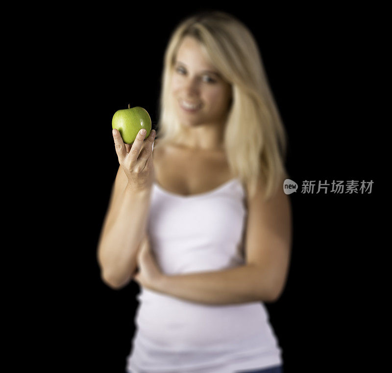 盯着一个苹果，女人拿着