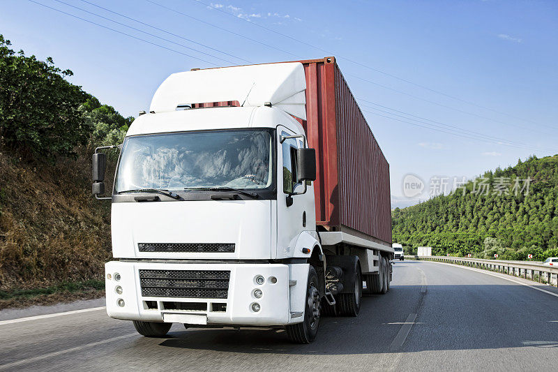 公路上装载集装箱的半挂车