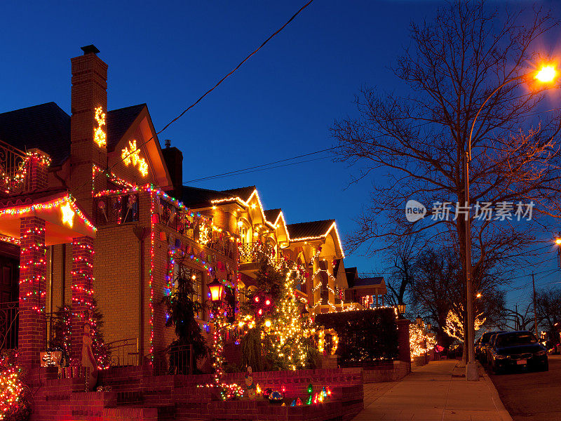 日落时分，纽约布鲁克林的豪华住宅挂着圣诞彩灯。
