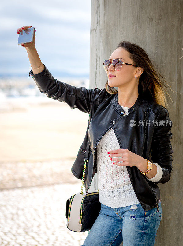 现实生活中的年轻美女，她在自拍