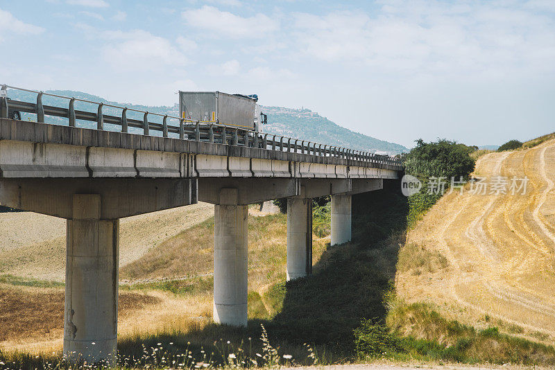 高架道路上的卡车