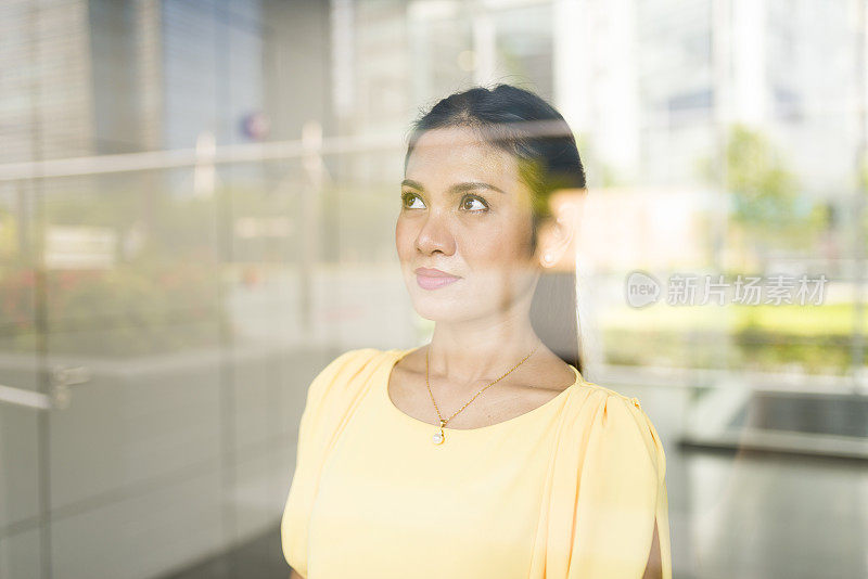 一个亚洲女人望着窗外