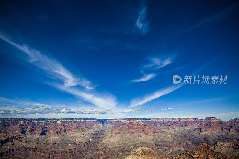 壮丽的大峡谷北缘在亚利桑那州，以蓝色的天空为背景。