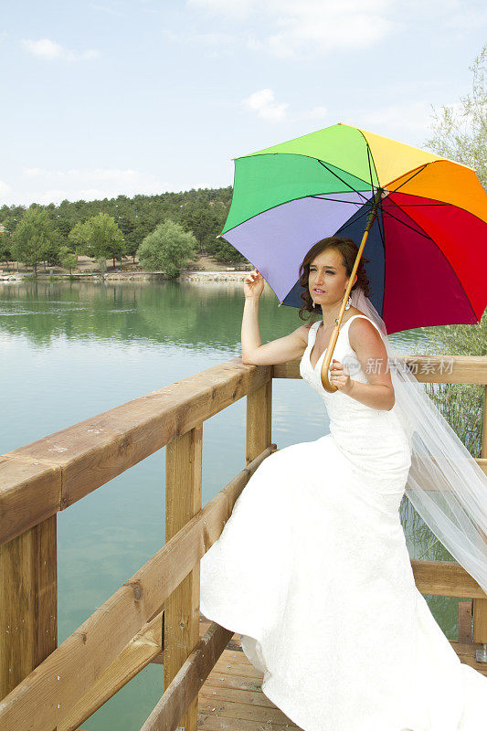 戴着彩色阳伞的新娘