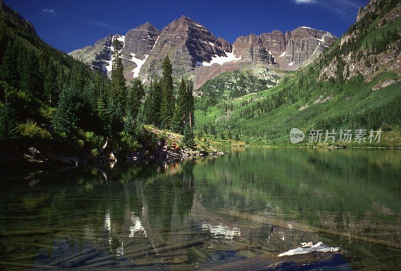 在科罗拉多州的落基山脉的夏天栗色钟