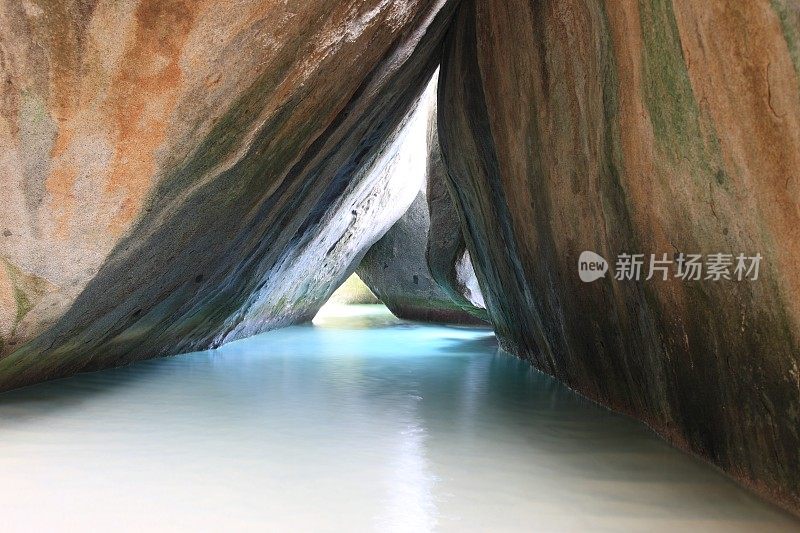 洞穴中美丽的水景
