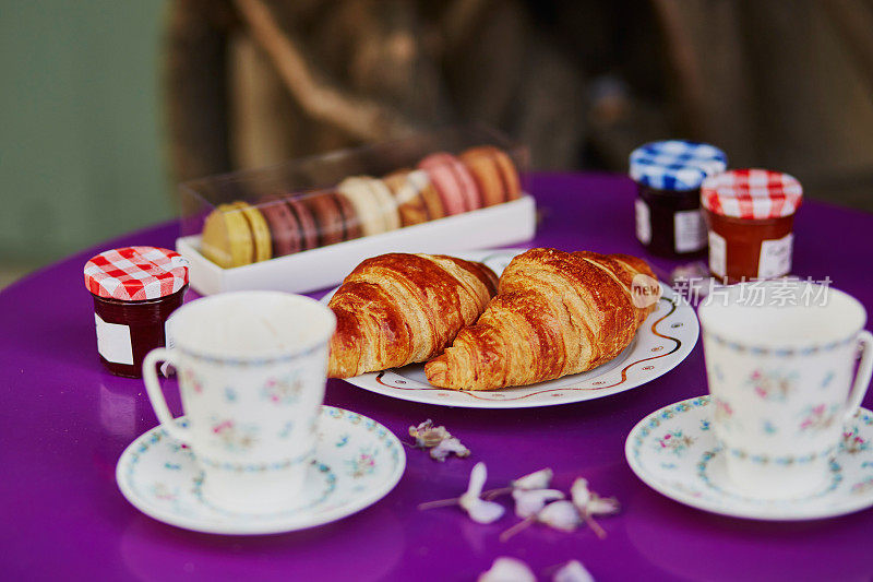 法式羊角面包，杏仁饼干和两杯在巴黎咖啡馆