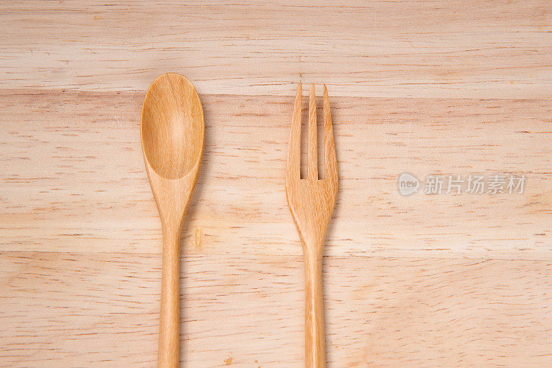 桌上放着木勺和木叉
