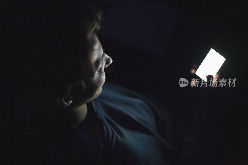 青少年在黑暗中使用智能手机