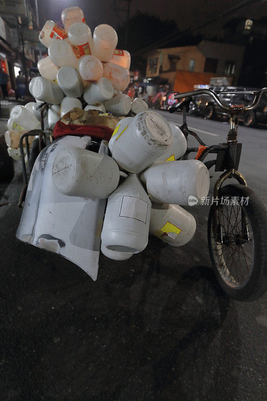装满塑料碳的自行车-圣安德烈斯市场区-苹果酸区-马尼拉-菲律宾。0048