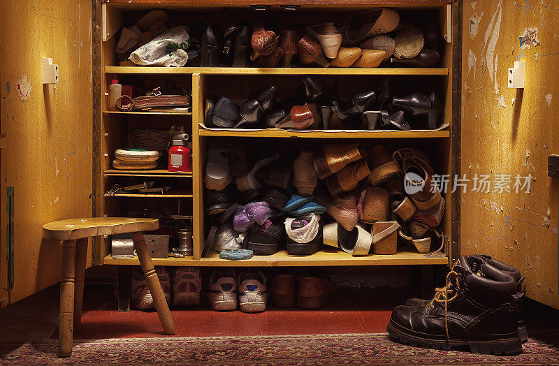 衣柜里的旧鞋