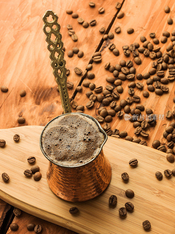 土耳其咖啡壶和烤咖啡豆
