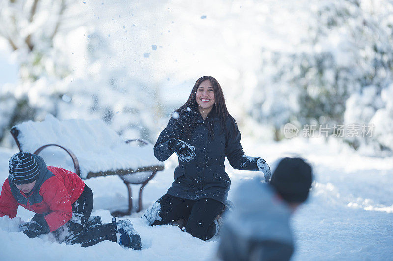 妈妈和儿子在雪中玩耍