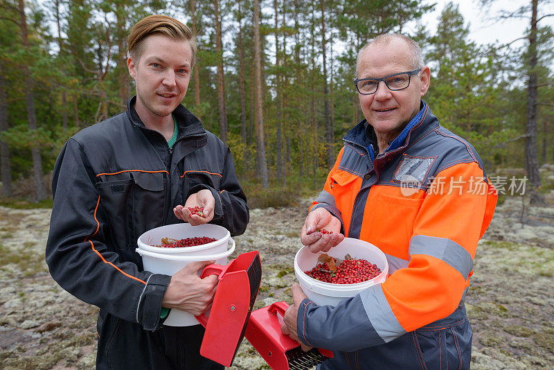 一个成熟的男人和一个年轻的男人一起在森林里工作