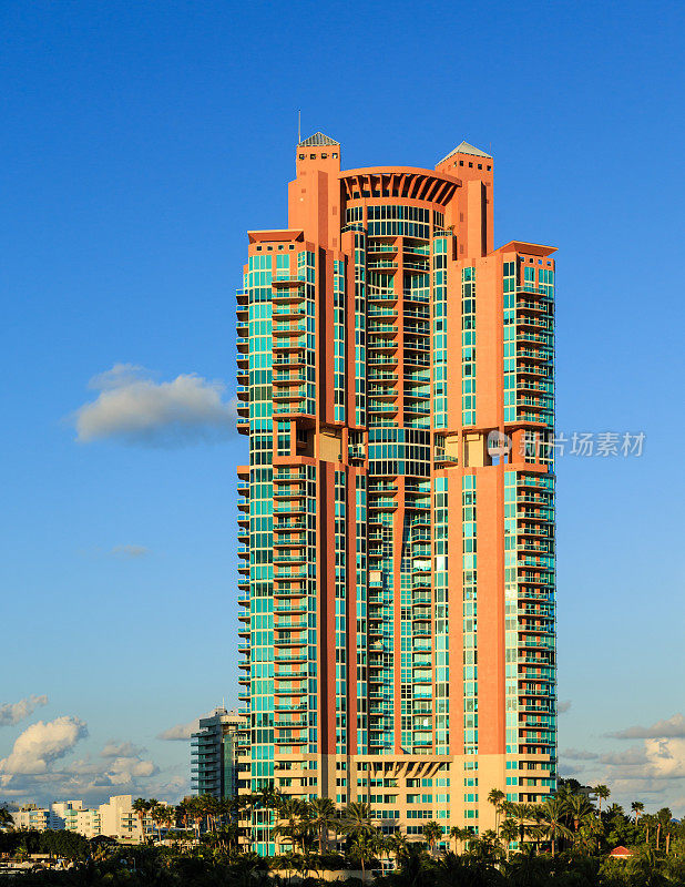 迈阿密海滩附近的五彩公寓大厦