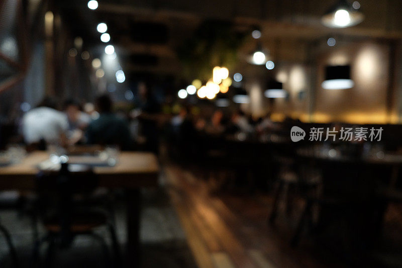 咖啡店模糊背景与米景光与复古滤镜