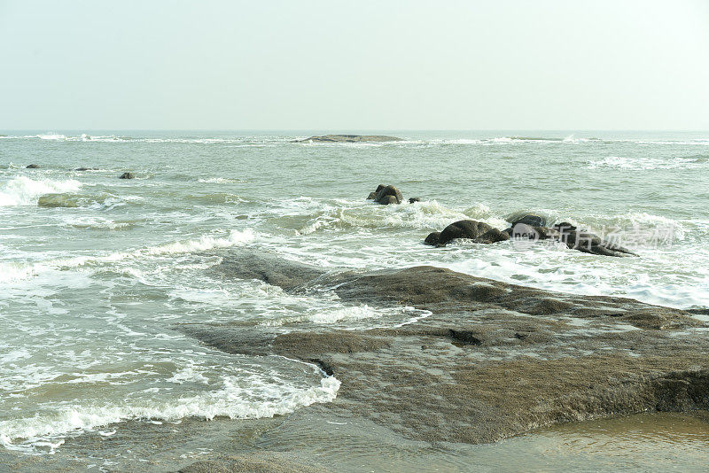 海浪拍打着礁石