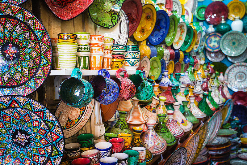 摩洛哥埃绍伊拉麦地那的摩洛哥露天市场工艺品纪念品