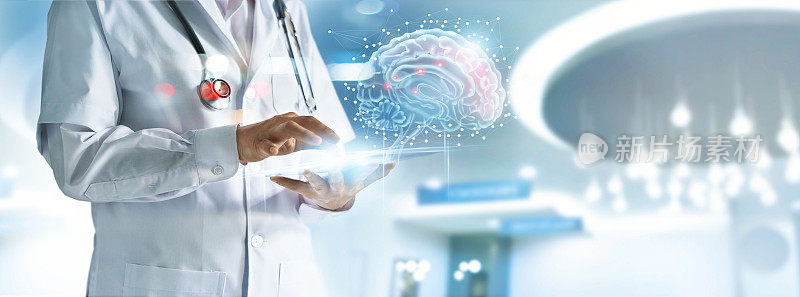 医生用计算机接口检查脑部测试结果，创新科技和医学理念