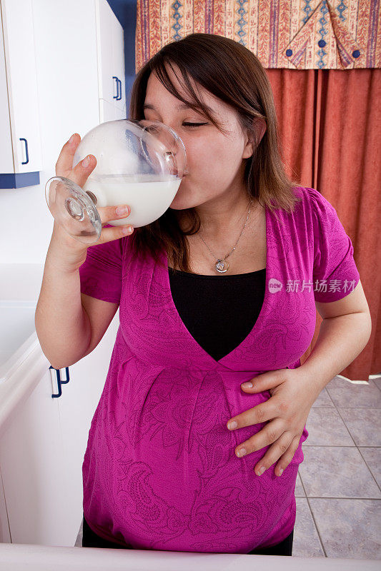 年轻孕妇喝牛奶