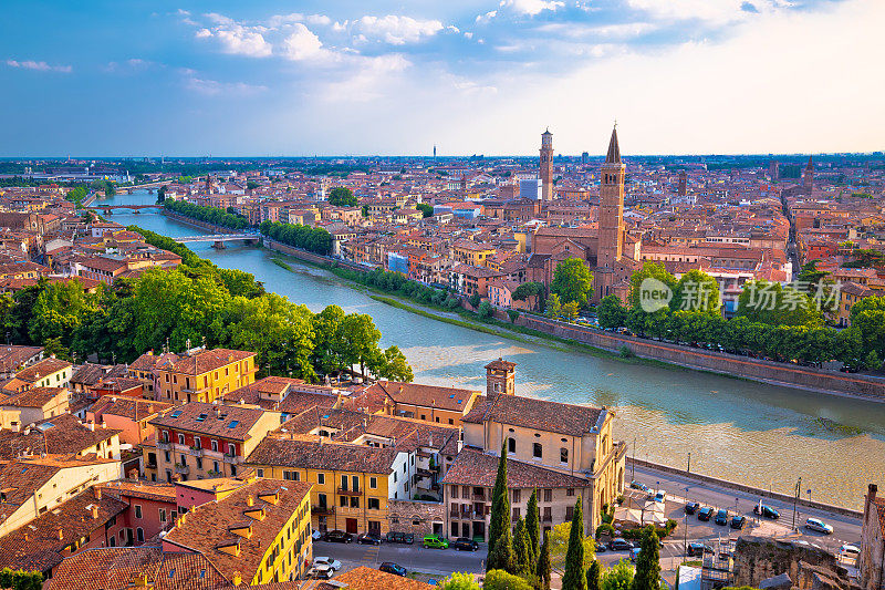 维罗纳市和阿迪杰河鸟瞰图，意大利威尼托地区的旅游目的地