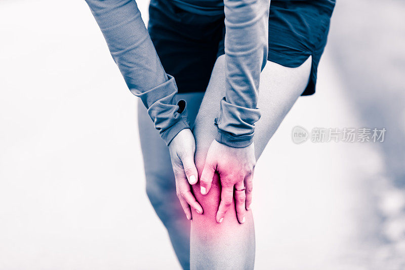 膝盖疼痛，女人抱着酸痛的腿