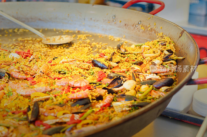 传统的西班牙海鲜饭搭配海鲜和鸡肉。