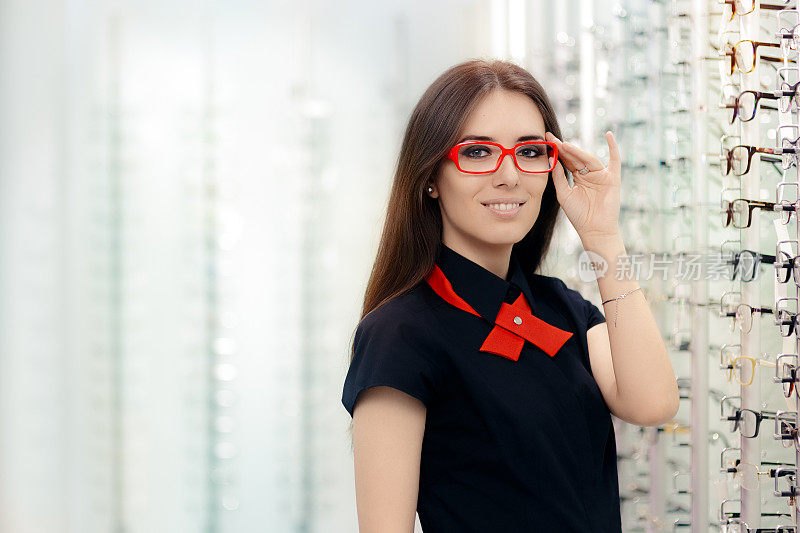 时尚女人戴眼镜在医疗光学商店