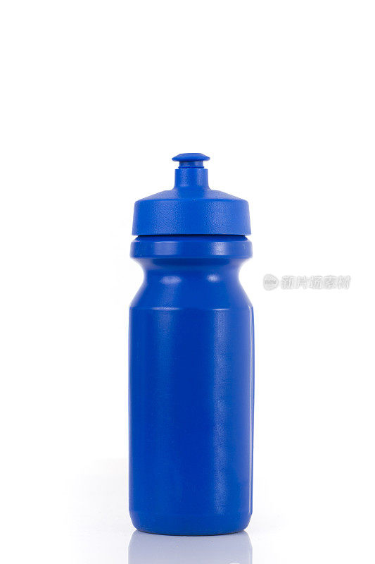 一个蓝色的运动饮料水瓶孤立在白色的背景